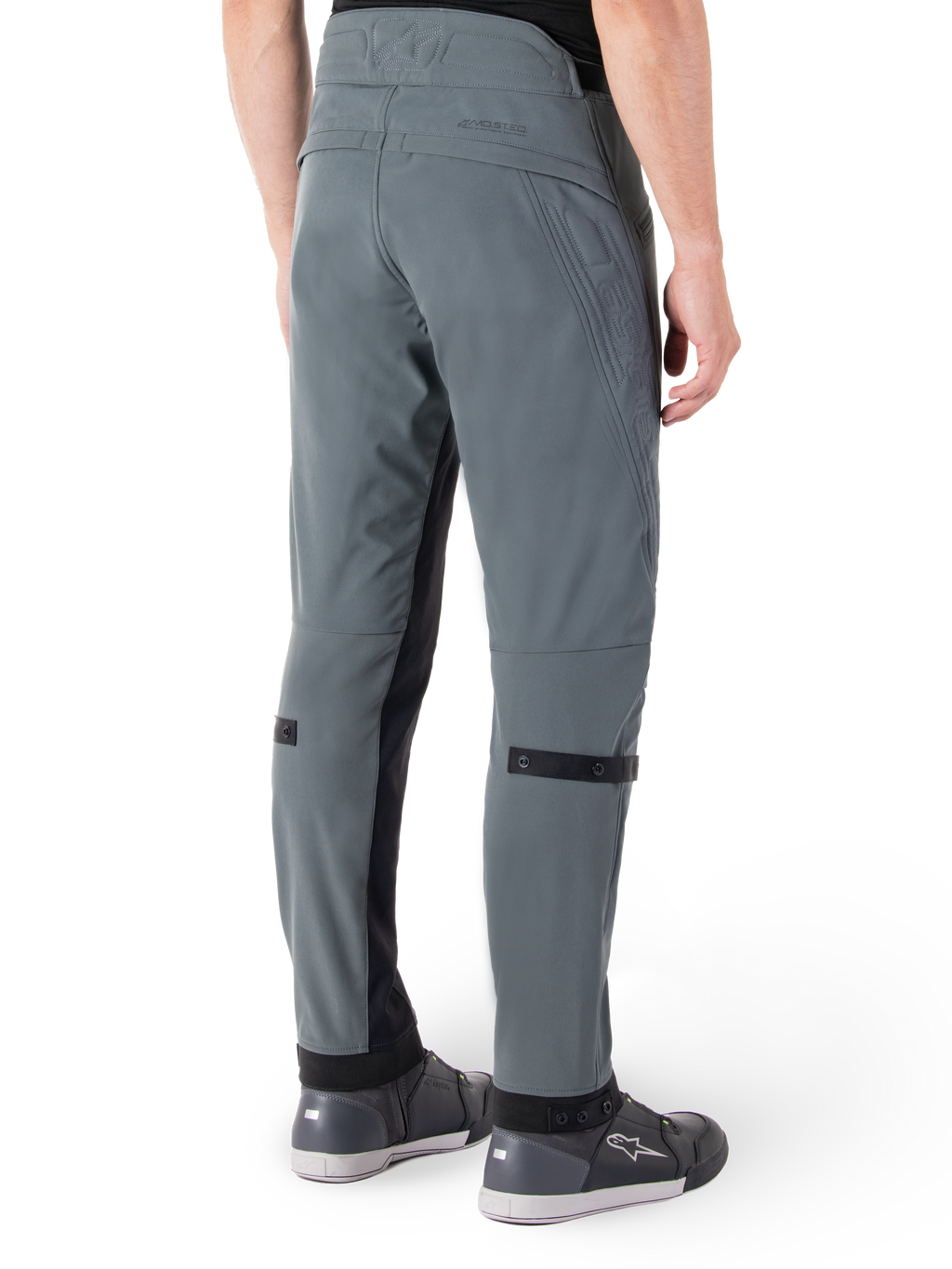 Spodnie Alpinestars Alden, Urban Gray, widok z boku od tyłu, techniczne spodnie motocyklowe inspirowane streetwearem z pikowanymi detalami w talii i czarnymi paskami na łydkach, szare buty motocyklowe, nowoczesna miejska odzież motocyklowa