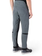 Spodnie Alpinestars Alden, Urban Gray, widok z boku od tyłu, techniczne spodnie motocyklowe inspirowane streetwearem z pikowanymi detalami w talii i czarnymi paskami na łydkach, szare buty motocyklowe, nowoczesna miejska odzież motocyklowa