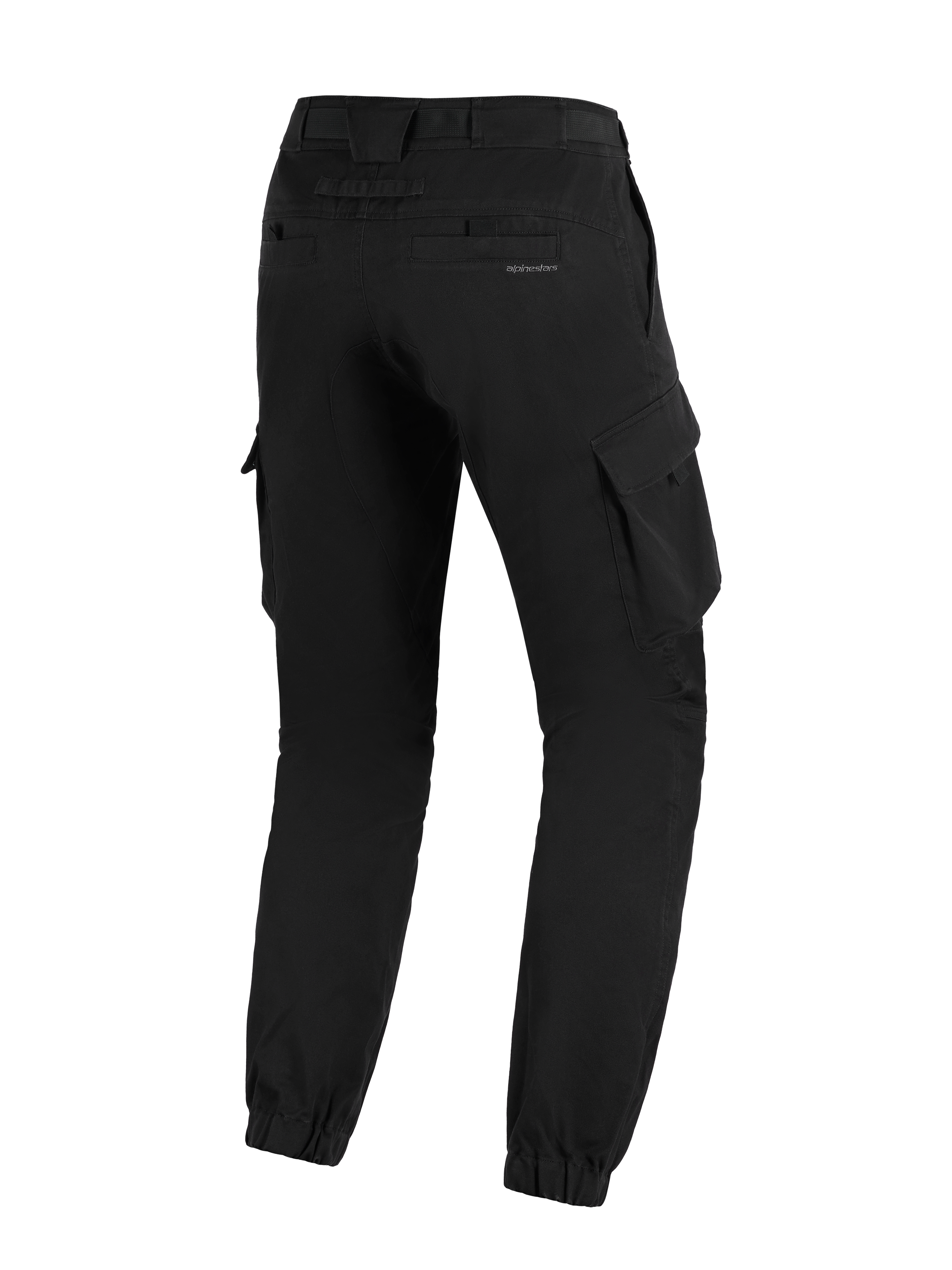 Alpinestars Flex-AST Cargo Pants, czarne, widok z tyłu pod kątem, miejskie spodnie motocyklowe z dużymi bocznymi kieszeniami cargo, elastycznymi ściągaczami i subtelnym logo na tylnej kieszeni.