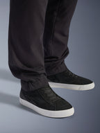 Alpinestars Flex-AST Cargo Pants - Short, miejskie spodnie motocyklowe, czarne, zwężane nogawki z elastycznymi mankietami, czarne buty Alpinestars, współczesny miejski styl jazdy