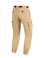 Alpinestars Flex-AST Cargo Pants, jasnobeżowe spodnie motocyklowe, widok z tyłu prezentujący zwężane nogawki z elastycznymi ściągaczami, boczne kieszenie cargo i czarny pasek w talii, miejski design inspirowany stylem militarnym