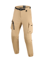 Alpinestars Flex-AST Cargo Pants, jasnobeżowe techniczne miejskie spodnie motocyklowe, zintegrowany czarny pas z klamrą, duże kieszenie cargo z zamkami i klapkami, pierścień D, elastyczne mankiety, nowoczesny wytrzymały styl do jazdy.