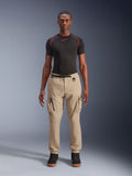 Alpinestars Flex-AST Cargo Pants - Short, jasnobeżowe miejskie spodnie motocyklowe, krój regular tapered z elastycznymi ściągaczami, funkcjonalne kieszenie cargo i zintegrowany czarny pasek z klamrą, noszone przez męskiego modela z czarną warstwą bazową i sneakersami.