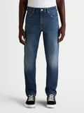 Alpinestars Flex Ast 8 Denim Spodnie motocyklowe męskie urban, niebieskie, widok z przodu na modelu w casualowych sneakersach, jednowarstwowy denimu z certyfikatem AA