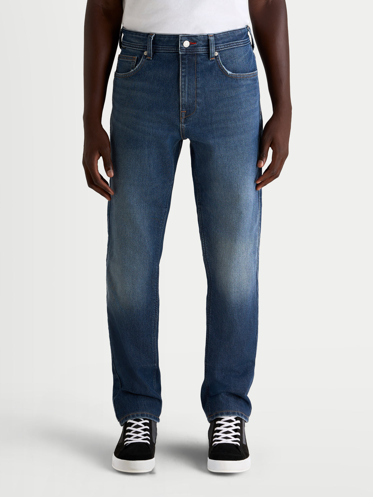 Alpinestars Flex Ast 8 Denim Spodnie motocyklowe męskie urban, niebieskie, widok z przodu na modelu w casualowych sneakersach, jednowarstwowy denimu z certyfikatem AA