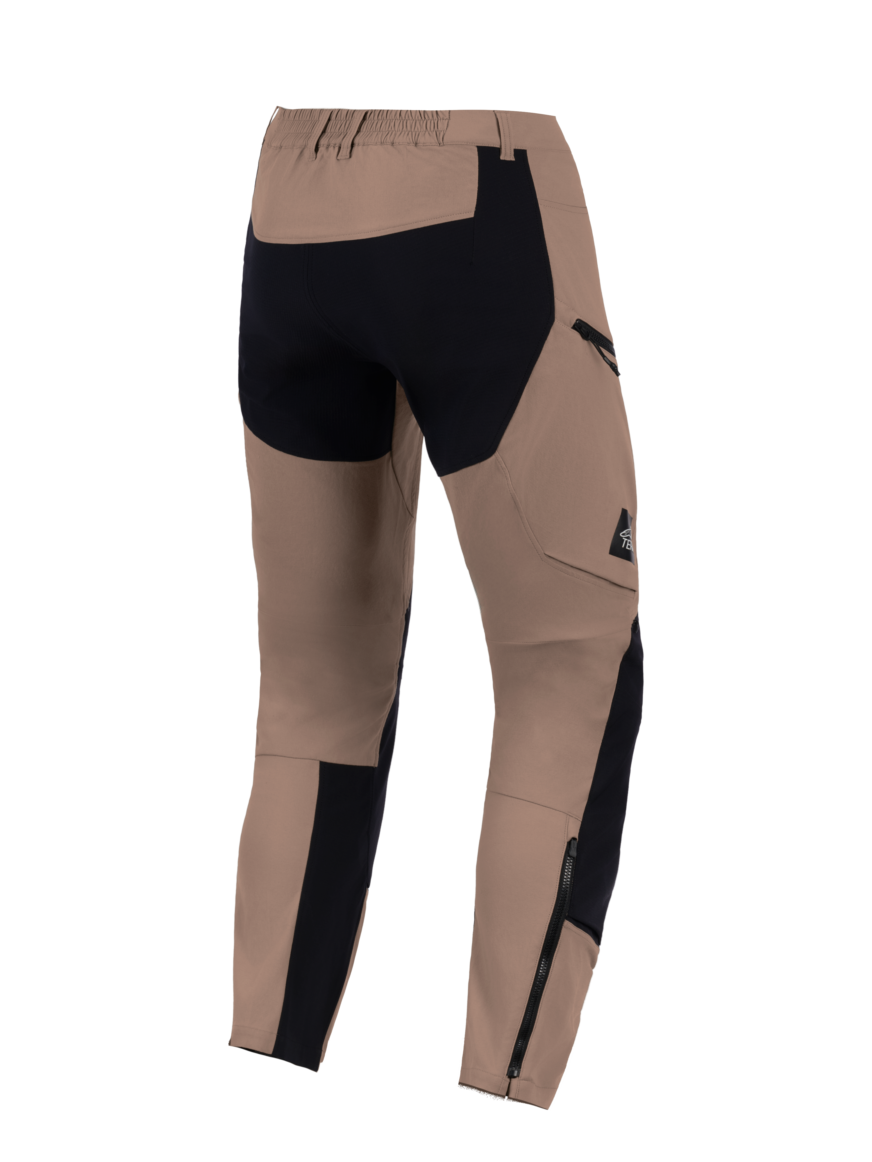 Alpinestars Flex-AST Explorer Pants, Walnut Black, widok z tyłu, spodnie motocyklowe adventure wyposażone we wzmocnione czarne panele na siedzeniu i dole nogawek, kieszeń cargo na zamek oraz długie zamki u dołu nogawek dla kompatybilności z butami.