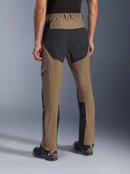 Alpinestars Flex-AST Explorer Pants, spodnie motocyklowe adventure Walnut Black, widok z tyłu ukazujący czarne panele ripstop na siedzeniu i nogawkach, elastyczny pas i wytrzymała konstrukcja z elastycznego materiału tekstylnego.