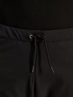 Alpinestars Aeroshell Airflow Pants, czarne, zbliżenie na pas z regulowanym wewnętrznym elastycznym sznurkiem i srebrnym oczkiem, sportowo-turystyczna odzież motocyklowa