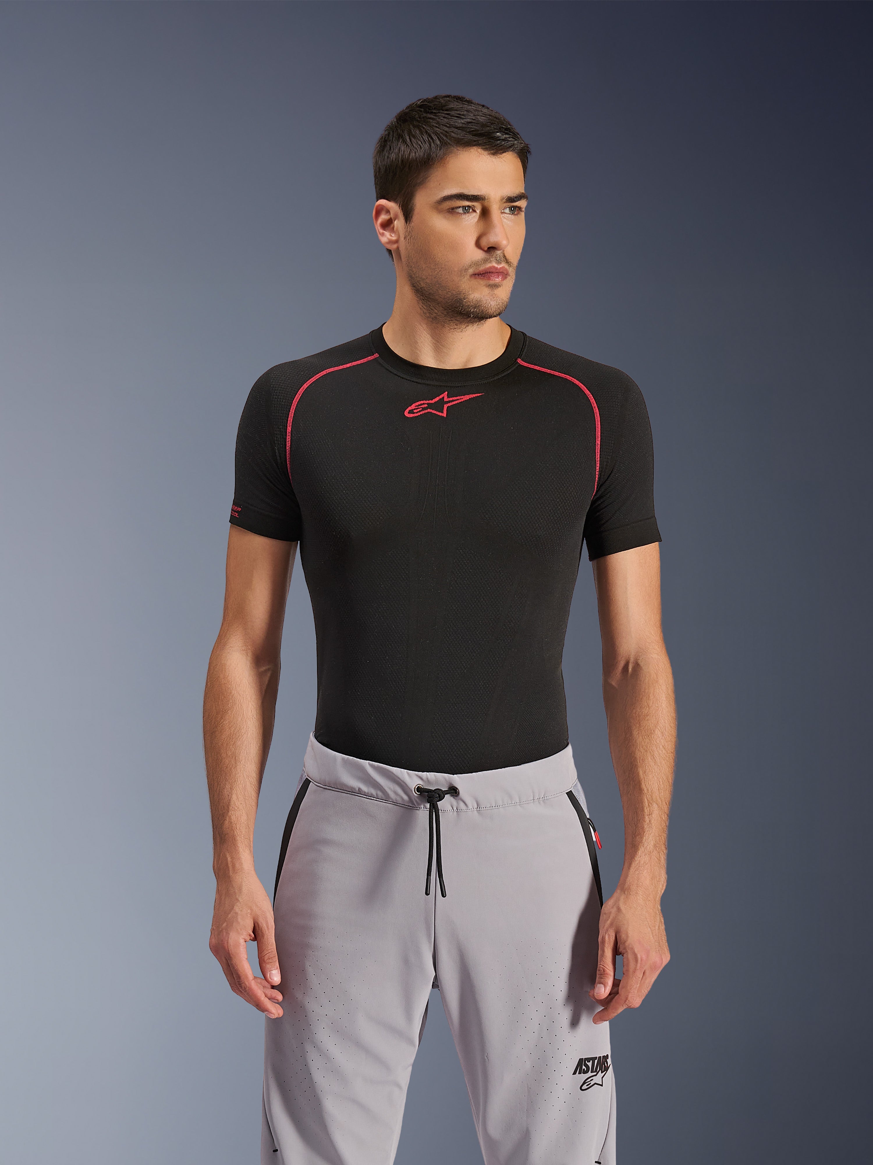 Spodnie Alpinestars Aeroshell Airflow, kolor Mid Gray, spodnie motocyklowe noszone z czarną techniczną warstwą bazową, z laserowo perforowanymi udami, pasem regulowanym sznurkiem i kieszeniami na zamek, sportowy miejski styl jazdy
