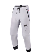 Alpinestars Aeroshell Airflow Pants, spodnie motocyklowe w kolorze Mid Gray, wyposażone w laserowo perforowane strefy wentylacyjne, logo ASTARS na lewym udzie, ściągacz w pasie i czarne mankiety na kostkach, techniczna konstrukcja softshell do jazdy sportowej i miejskiej