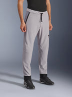 Alpinestars Aeroshell Airflow Pants, Mid Gray, lekkie spodnie motocyklowe z laserowo perforowanymi strefami wentylacyjnymi na udach i goleniach, z elastycznym pasem regulowanym sznurkiem i dopasowanym sportowym krojem, zaprezentowane na modelu w czarnych butach motocyklowych.