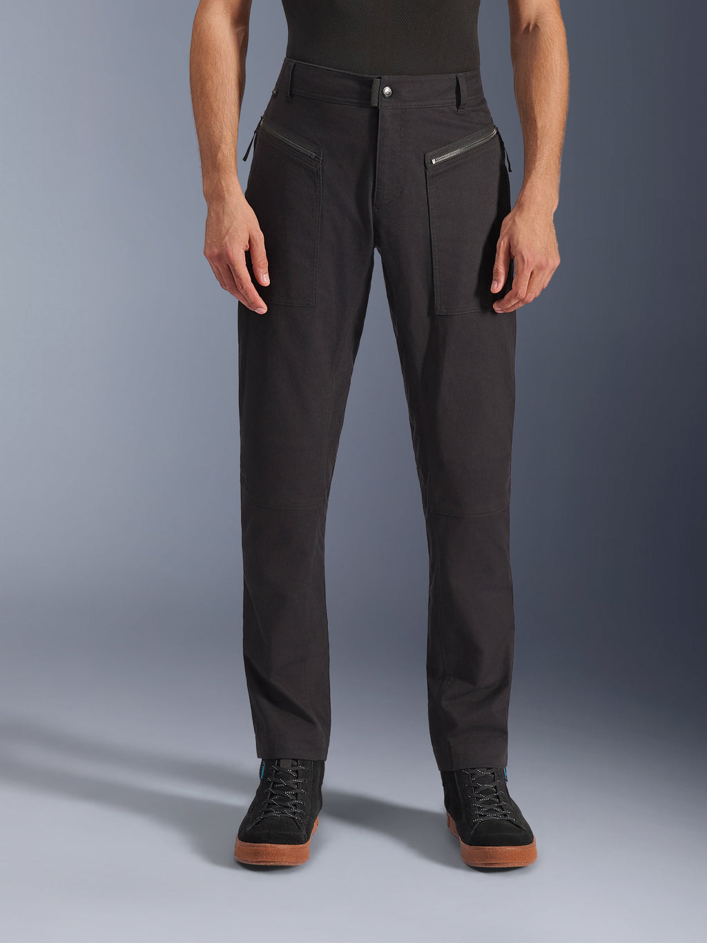 Alpinestars Flex-AST Canvas Pants, czarne, widok z przodu miejskich spodni motocyklowych z przednimi kieszeniami na zamek i ergonomicznym krojem slim, wykonane z elastycznego twillu polibawełnianego, design inspirowany klasyczną odzieżą roboczą dla miejskich motocyklistów