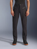 Alpinestars Flex-AST Canvas Pants, czarne, widok z przodu miejskich spodni motocyklowych z przednimi kieszeniami na zamek i ergonomicznym krojem slim, wykonane z elastycznego twillu polibawełnianego, design inspirowany klasyczną odzieżą roboczą dla miejskich motocyklistów