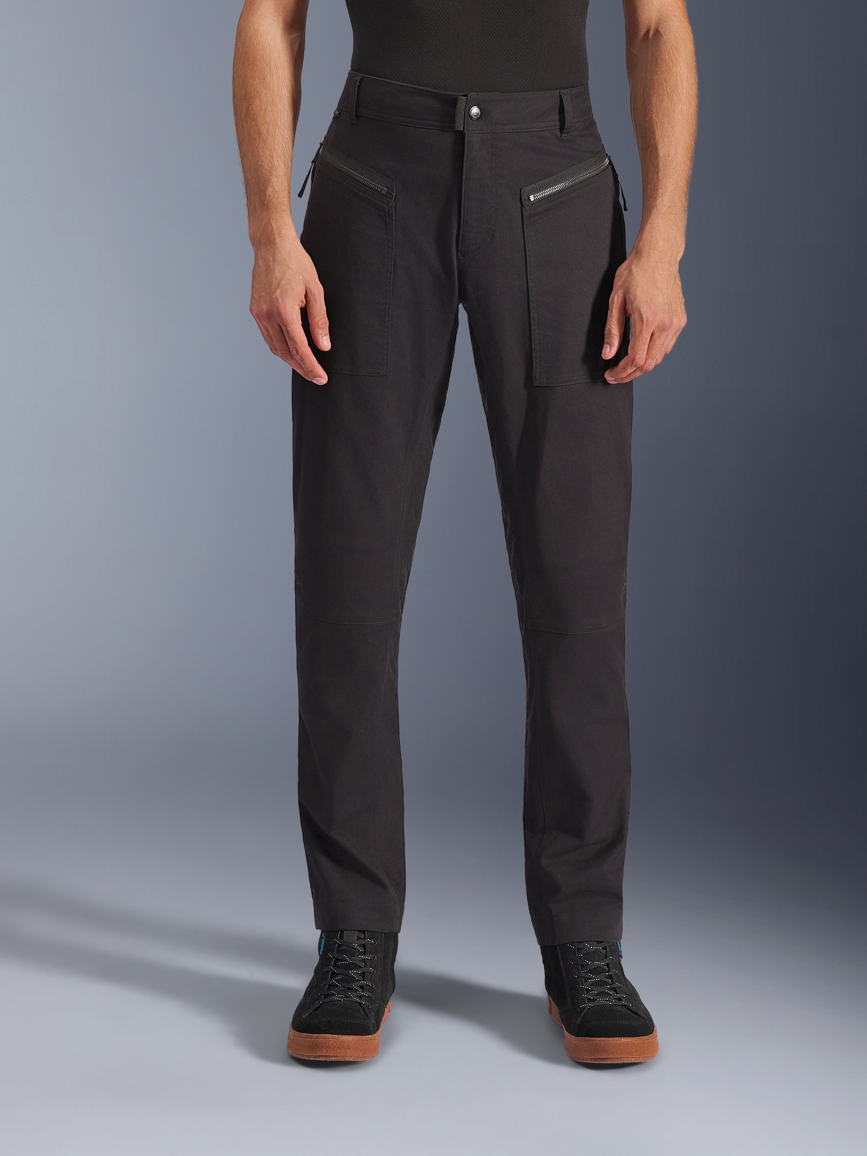 Alpinestars Flex-AST Canvas Pants, czarne, widok z przodu miejskich spodni motocyklowych z przednimi kieszeniami na zamek i ergonomicznym krojem slim, wykonane z elastycznego twillu polibawełnianego, design inspirowany klasyczną odzieżą roboczą dla miejskich motocyklistów