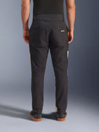 Alpinestars Flex-AST Canvas Pants w kolorze Black Aluminum, widok z tyłu ukazujący użytkowy design z tylnymi kieszeniami i beżowymi akcentami bocznymi, materiał z elastycznej polibawełny, miejska odzież motocyklowa dla mężczyzn