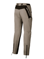 Alpinestars Acteon, męskie miejskie spodnie motocyklowe, piaskowe i czarne, certyfikat CE klasy A, polibawełna twill, widok z tyłu z logo marki i zamkami na dole nogawek.
