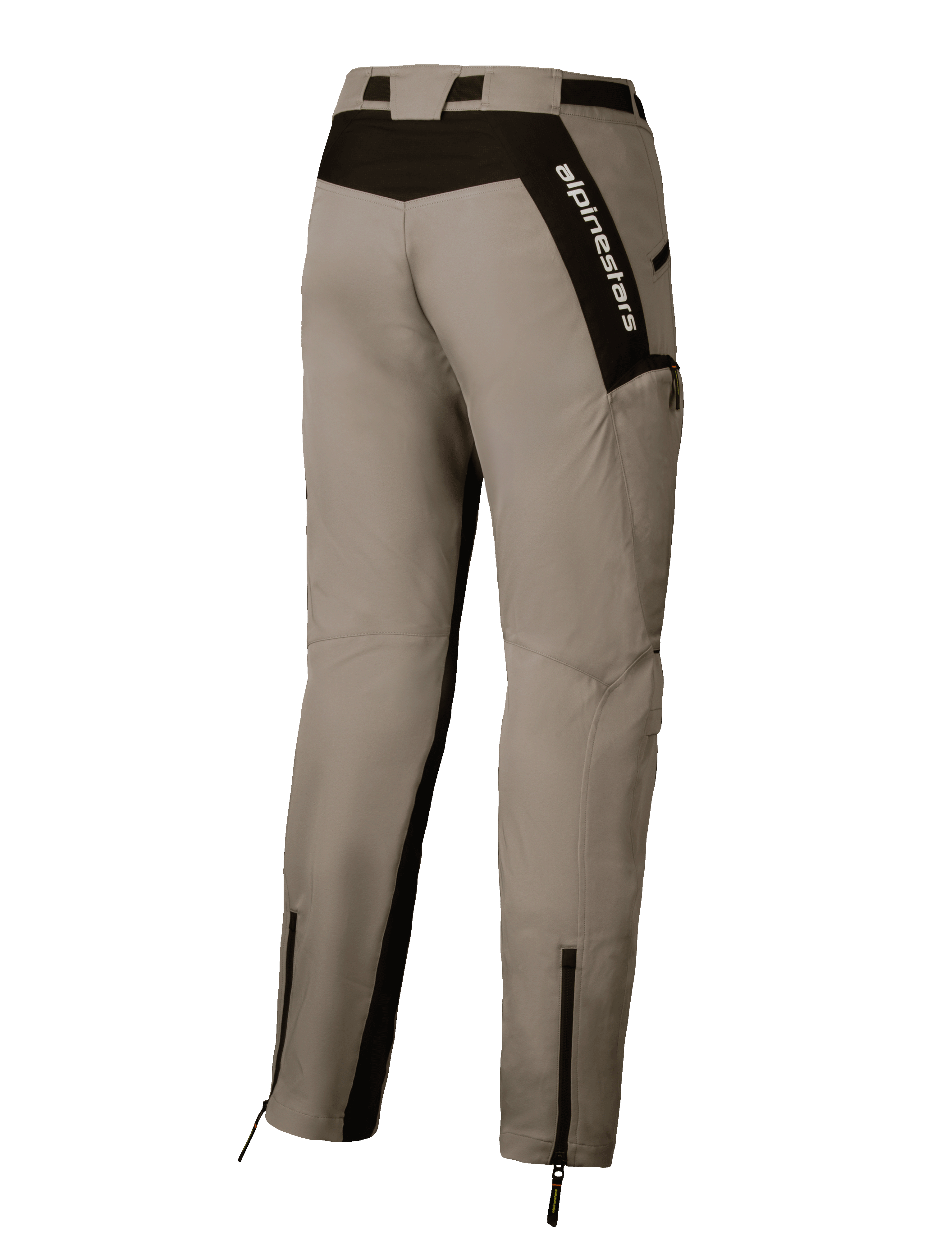 Alpinestars Acteon, męskie miejskie spodnie motocyklowe, piaskowe i czarne, certyfikat CE klasy A, polibawełna twill, widok z tyłu z logo marki i zamkami na dole nogawek.