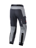 Alpinestars Maxdura Dual Pants, spodnie motocyklowe adventure, ciemnoszare i głęboko szare, widok z tyłu ukazujący wzmocnioną strefę siedzenia i kieszenie wentylacyjne na zamek z czerwonymi akcentami, zaprojektowane do jazdy dual-sport