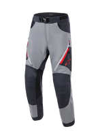 Alpinestars Maxdura Dual Pants, spodnie motocyklowe adventure, ciemnoszare i grafitowe, wzmocnione panele na kolanach, czerwone otwory wentylacyjne na zamki na udach, czerwone logo Astars, regulowany pas z klamrą magnetyczną, przeznaczone do jazdy dual-sport