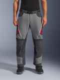 Alpinestars Maxdura Dual Pants, spodnie motocyklowe adventure, ciemnoszare i szare z czerwonymi akcentami, widok z przodu, zapinane na zamek otwory wentylacyjne na udach, pasek z magnetyczną klamrą i wzmocnione panele na kolanach, krój na buty do jazdy dual-sport