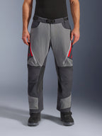 Alpinestars Maxdura Dual Pants, spodnie motocyklowe adventure, ciemnoszare i szare z czerwonymi akcentami, widok z przodu, zapinane na zamek otwory wentylacyjne na udach, pasek z magnetyczną klamrą i wzmocnione panele na kolanach, krój na buty do jazdy dual-sport