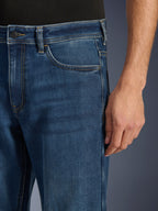 Spodnie Alpinestars Flex-AST 5 Denim, Indigo Washed, zbliżenie na detale pasa i przedniej kieszeni, z kontrastowymi szwami i wytrzymałym jednowarstwowym elastycznym denimem, miejskie spodnie motocyklowe o casualowym wyglądzie