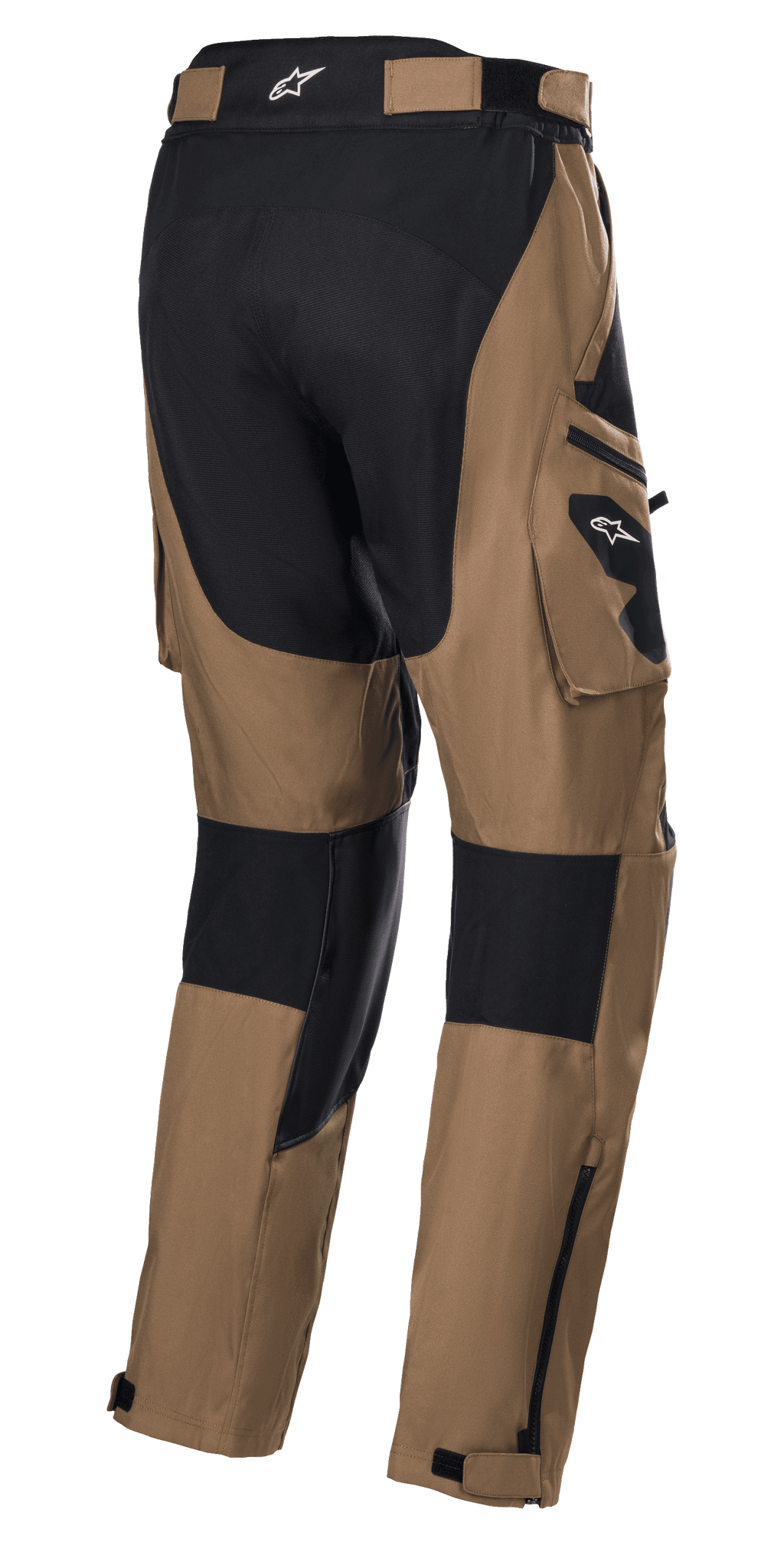 Alpinestars Venture XT Pants Over Boot, kolor camel i czarny, motocyklowe spodnie turystyczne adventure, widok z tyłu z kieszeniami cargo i czarnymi panelami wzmacniającymi, wodoodporna konstrukcja tekstylna z regulowanymi zamkami na dole nogawek ułatwiającymi dopasowanie na buty