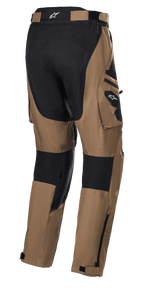 Alpinestars Venture XT Pants Over Boot, kolor camel i czarny, motocyklowe spodnie turystyczne adventure, widok z tyłu z kieszeniami cargo i czarnymi panelami wzmacniającymi, wodoodporna konstrukcja tekstylna z regulowanymi zamkami na dole nogawek ułatwiającymi dopasowanie na buty