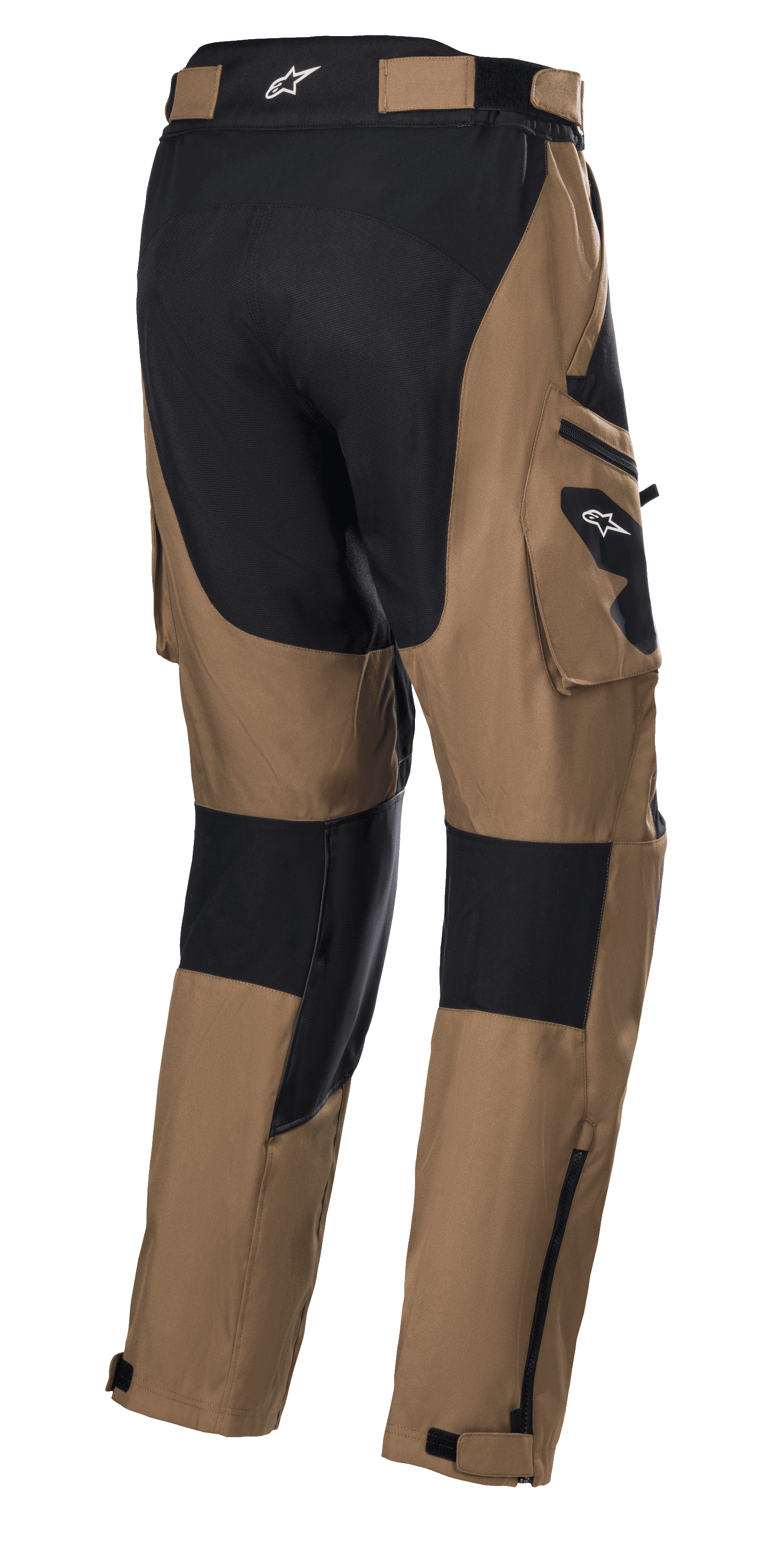 Alpinestars Venture XT Pants Over Boot, kolor camel i czarny, motocyklowe spodnie turystyczne adventure, widok z tyłu z kieszeniami cargo i czarnymi panelami wzmacniającymi, wodoodporna konstrukcja tekstylna z regulowanymi zamkami na dole nogawek ułatwiającymi dopasowanie na buty