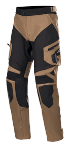Alpinestars Venture XT Pants Over Boot, turystyczne spodnie motocyklowe adventure, w kolorze camel i czarnym, wzmocnione panele na kolanach i udach, boczna kieszeń cargo z logo Alpinestars, regulowany pasek w talii