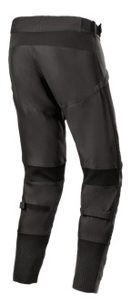 Alpinestars T SP-5 Rideknit® Pants, tekstylne spodnie motocyklowe, czarne, widok z tyłu prezentujący wysoki profil z tyłu i zwężany krój, wyposażone w elastyczne panele w technologii dzianinowej za kolanami i kostkami, regulowane paski na łydkach, wyczynowa odzież szosowa