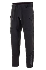 Alpinestars Juggernaut Waterproof Pants, spodnie motocyklowe, czarne, konstrukcja softshell z wodoodporną membraną, otwory wentylacyjne na udach, kieszenie cargo na zamek, elastyczny pas ze sznurkami i mankiety przy kostkach, miejska odzież motocyklowa