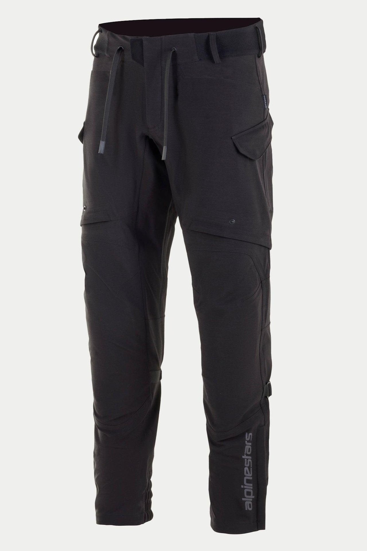 Alpinestars Juggernaut Waterproof Pants, spodnie motocyklowe, czarne, wyposażone w pas ze sznurkiem i elastyczny ściągacz, kieszenie cargo na udach zapinane na zamek, pionowe logo Alpinestars na dolnej części nogawki, tekstylna konstrukcja softshell w swobodnym stylu