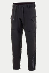 Alpinestars Juggernaut Waterproof Pants, spodnie motocyklowe, czarne, wyposażone w pas ze sznurkiem i elastyczny ściągacz, kieszenie cargo na udach zapinane na zamek, pionowe logo Alpinestars na dolnej części nogawki, tekstylna konstrukcja softshell w swobodnym stylu