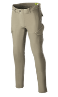 Alpinestars Caliber Slim Fit Tech Riding Pants, spodnie motocyklowe, Military Green, dopasowany krój slim fit z kieszeniami cargo w stylu bojówek, elastyczny denim Cordura, szlufki na pasek i funkcjonalny design do jazdy miejskiej i szosowej