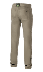 Alpinestars Stratos Regular Fit Tech Riding Pants, Military Green, widok z tyłu z dwiema tylnymi kieszeniami i neonowo-zieloną naszywką z logo na pasie, zwężane nogawki z regulowanymi paskami na kostkach, motocyklowe spodnie w codziennym stylu ulicznym