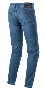 Alpinestars Radon Regular Fit Denim Pants, motocyklowe spodnie jeansowe, kolor Rinse Blue, widok z tyłu z czarną naszywką w pasie i haftowanym logo gwiazdy na prawej tylnej kieszeni, profilowane nogawki dla ergonomii jazdy, klasyczny styl z pięcioma kieszeniami
