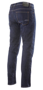 Alpinestars Radium Denim Pants, motocyklowe spodnie dżinsowe, ciemnoniebieskie, widok z tyłu na całą długość, klasyczny fason z pięcioma kieszeniami, naszywka z logo o wyglądzie skóry na pasku, profilowany krój nogawki dla ergonomicznego komfortu jazdy
