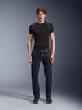 Spodnie Alpinestars Copper V3 Denim, Rinse Blue, prezentowane przez modela w czarnej warstwie podstawowej i sneakersach, dżinsy motocyklowe z prostą nogawką, miejska odzież motocyklowa o wygodnym, regularnym kroju i klasycznym designie z pięcioma kieszeniami