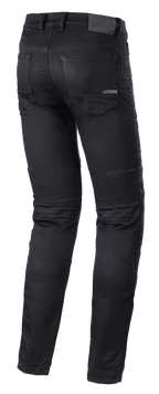 Alpinestars Cerium Tech Stretch Riding Denim, motocyklowe dżinsy, Black Rinse, krój slim fit, widok z tyłu z profilowaną konstrukcją nogawek, tylnymi kieszeniami i skórzaną naszywką w pasie z tłoczonym logo