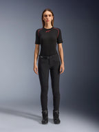 Alpinestars Alamosa Women Pants, czarne dopasowane spodnie motocyklowe, zaprezentowane na modelce przodem, z przednimi kieszeniami na zamek i zintegrowanym paskiem w talii, minimalistyczny styl inspirowany streetwearem do jazdy miejskiej