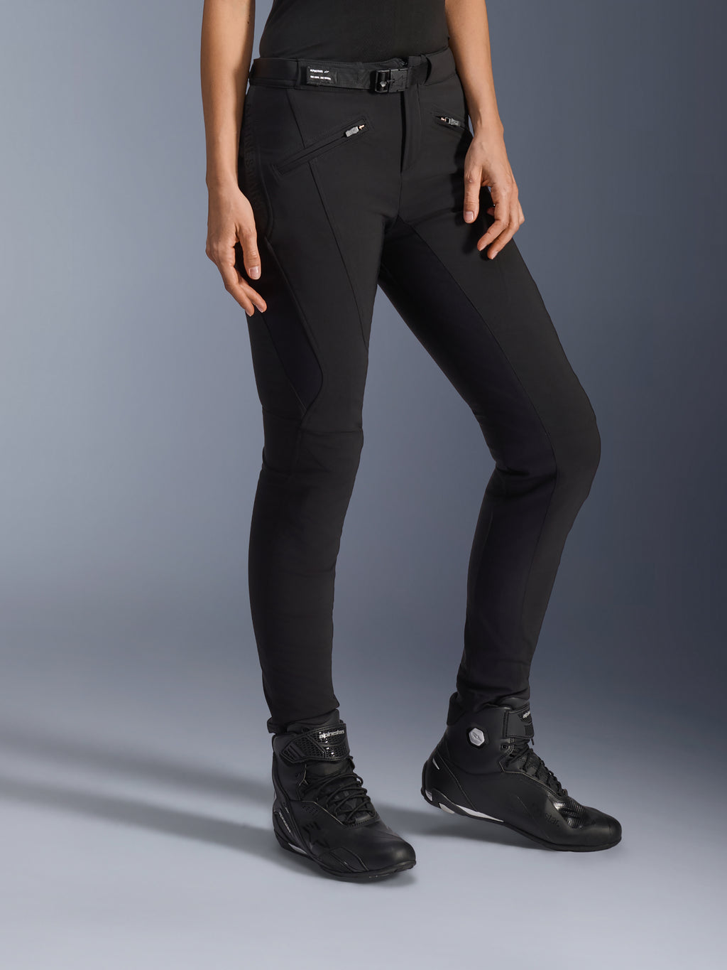 Alpinestars Alamosa Women Pants, czarne miejskie spodnie motocyklowe, dopasowany krój z kieszeniami na zamek i zintegrowanym paskiem w talii, zestawione z czarnymi wysokimi butami motocyklowymi