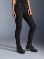 Alpinestars Alamosa Women Pants, czarne miejskie spodnie motocyklowe, dopasowany krój z kieszeniami na zamek i zintegrowanym paskiem w talii, zestawione z czarnymi wysokimi butami motocyklowymi