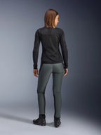 Spodnie Alpinestars Alamosa, miejskie damskie spodnie motocyklowe, szare, krój slim fit, softshell, widok od tyłu.