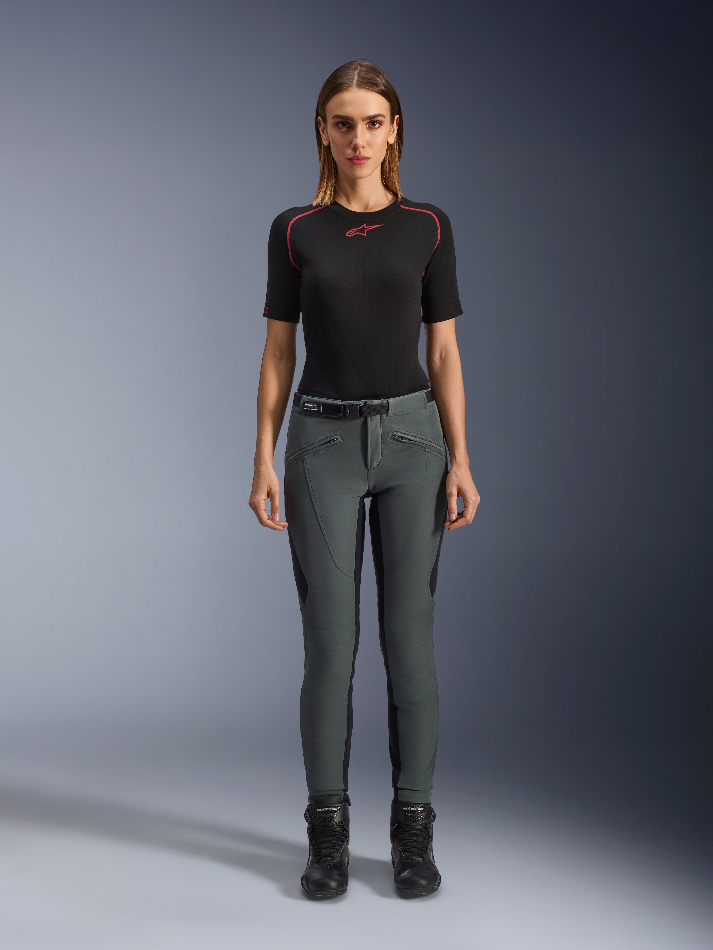 Szare damskie spodnie motocyklowe Alpinestars Alamosa slim fit z softshellu i ochroną CE, prezentowane na modelu.
