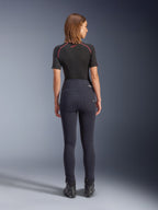 Legginsy Alpinestars Stella Flex-AST w kolorze czarnym, damskie spodnie motocyklowe z wysokim stanem, widok z tyłu prezentujący dopasowany krój i tylne kieszenie, noszone z czarnym topem z krótkim rękawem i butami motocyklowymi, miejska odzież motocyklowa