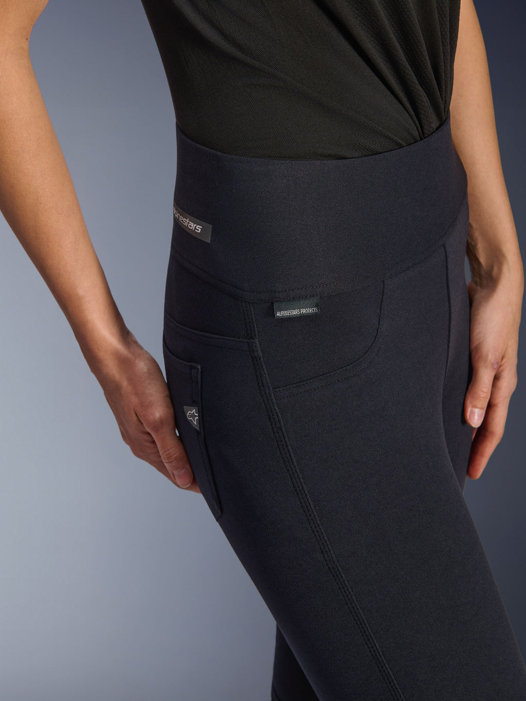Alpinestars Stella Flex-Ast Leggings, damskie legginsy motocyklowe, czarne, zbliżenie na wysoki stan i okolicę bioder z subtelnymi oznaczeniami marki, stylowy miejski design do jazdy szosowej