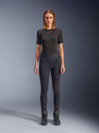 Alpinestars Stella Flex-Ast Leggings, damskie legginsy motocyklowe, czarne, noszone z czarnym topem z krótkim rękawem z czerwonymi detalami i czarnymi butami motocyklowymi, dopasowana współczesna miejska odzież motocyklowa, widok z przodu