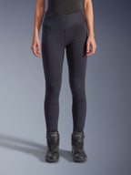 Alpinestars Stella Flex-Ast Leggings, damskie legginsy motocyklowe, czarne, wysoki stan, profilowane panele na kolanach i wyprofilowane szwy, prezentowane przez modelkę w czarnych butach motocyklowych, miejska odzież motocyklowa