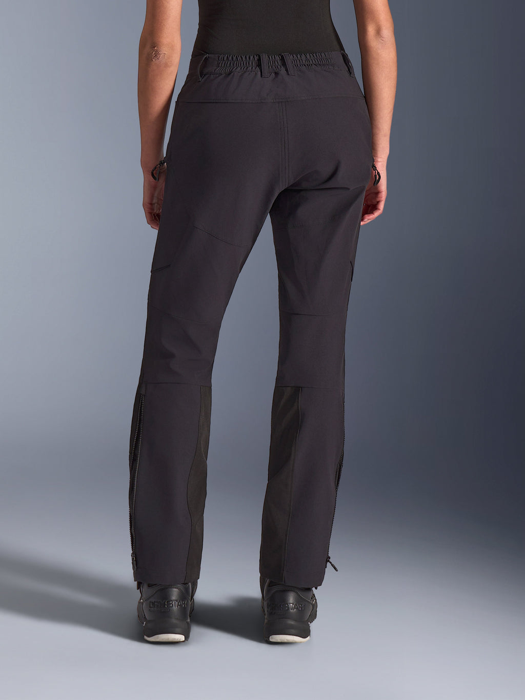 Alpinestars Stella Flex-AST Explorer Pants, damskie spodnie motocyklowe, czarne, widok z tyłu, elastyczna konstrukcja tekstylna ze wzmocnieniami ripstop na siedzeniu, boczne kieszenie cargo na zamek i pionowe zamki w dolnej części nogawek, przeznaczone do jazdy adventure